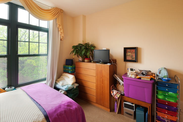 cluttered-bedroom