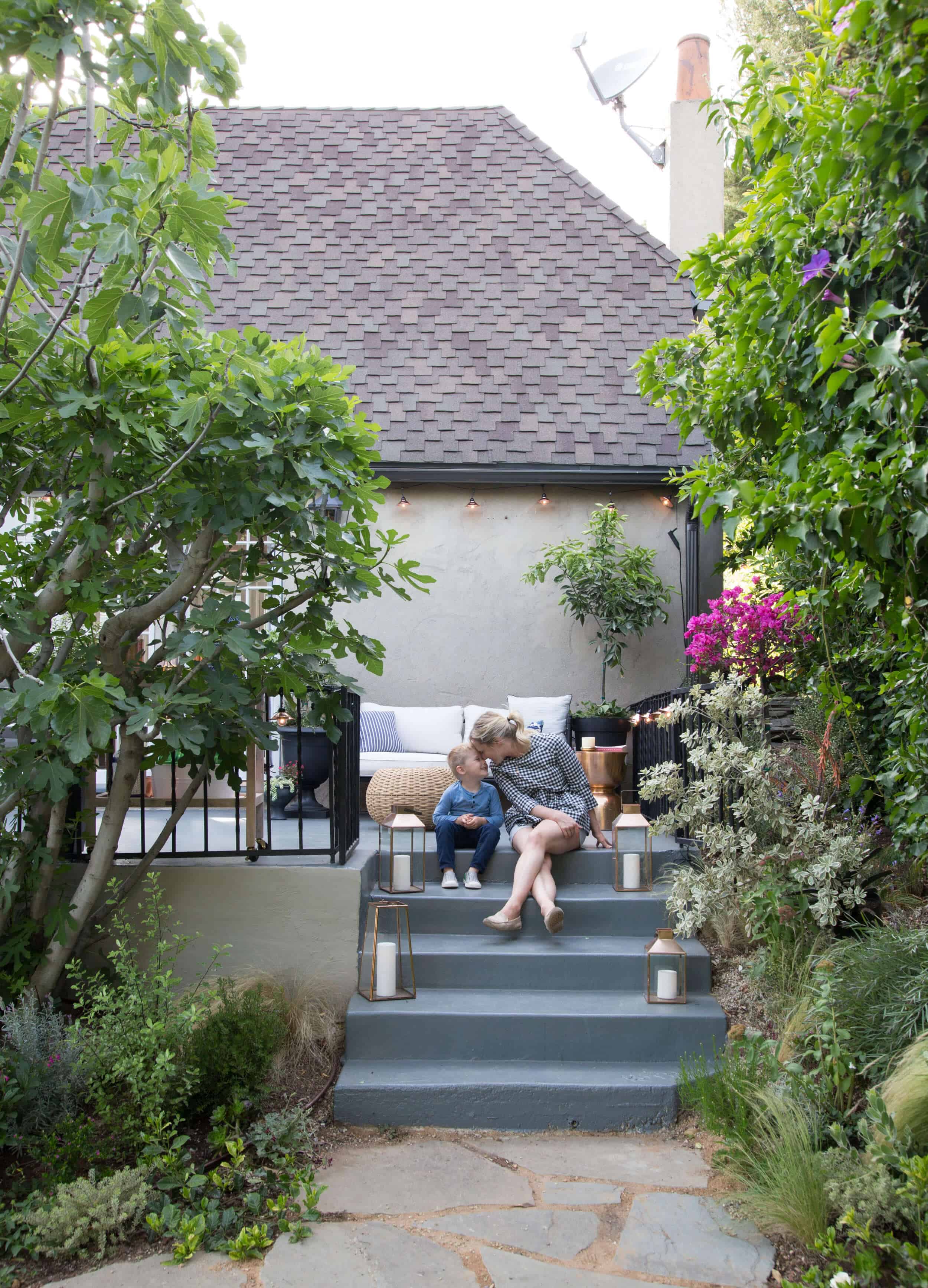 EmilyHenderson_NewHouse_ModernEnglishCottage_Courtyard_Neutrals