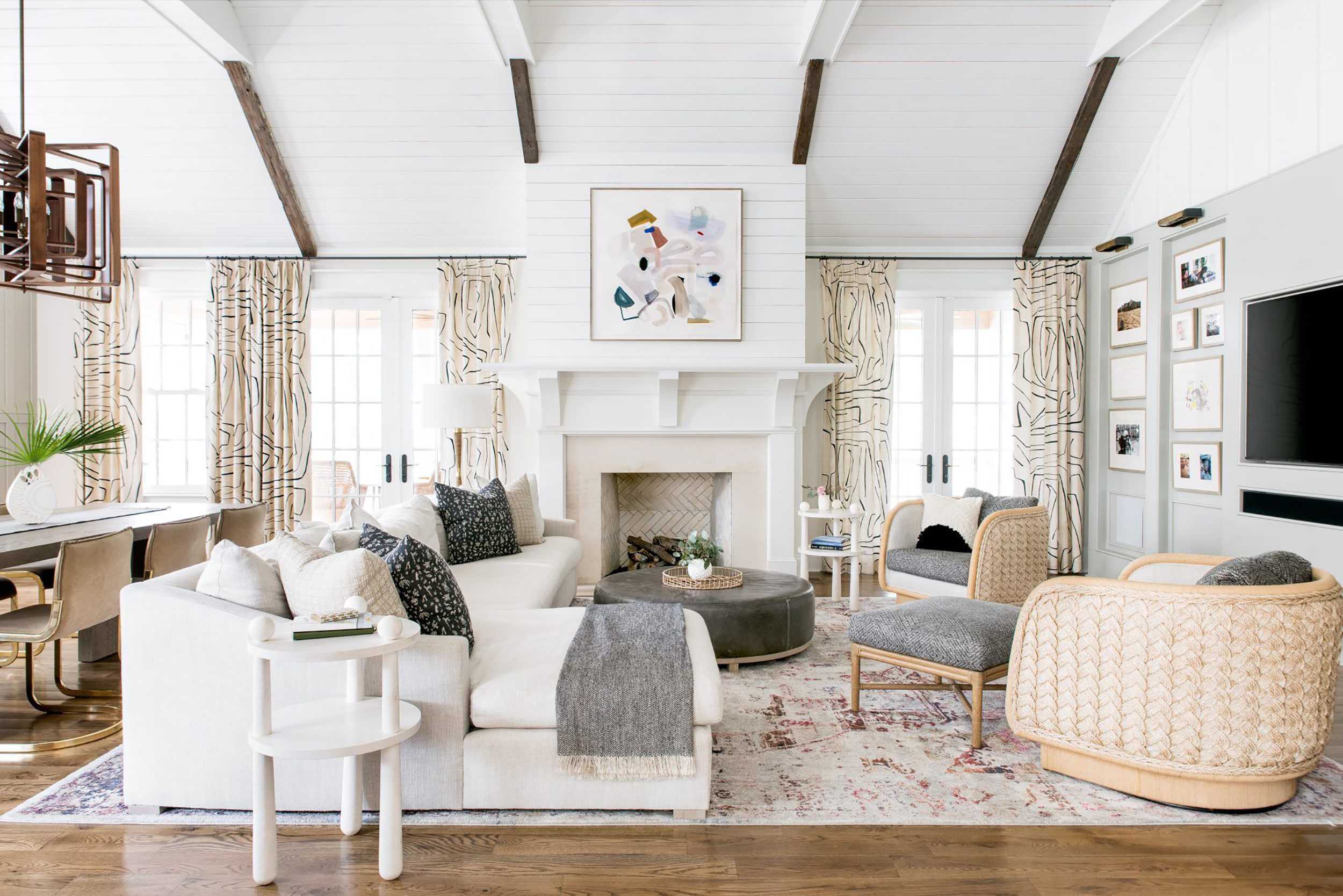 https://stylebyemilyhenderson.com/wp-content/uploads/2019/03/Emily-Henderson_Rug-and-Curtain-Combos_Inspo_4.jpg?utm_source=chatgpt.com