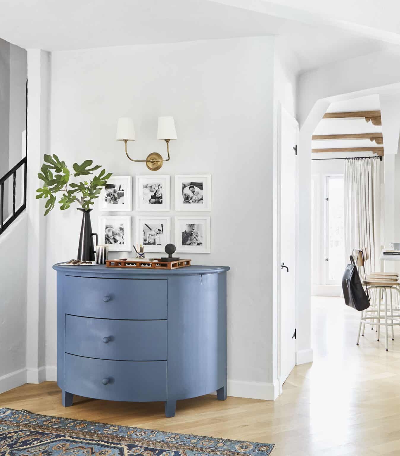 our-favorite-and-design-friendly-ways-to-display-family-photos-so-that