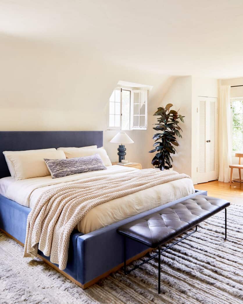 One of Emily's Best Friends Gets The Cozy Yet Sophisticated Bedroom ...