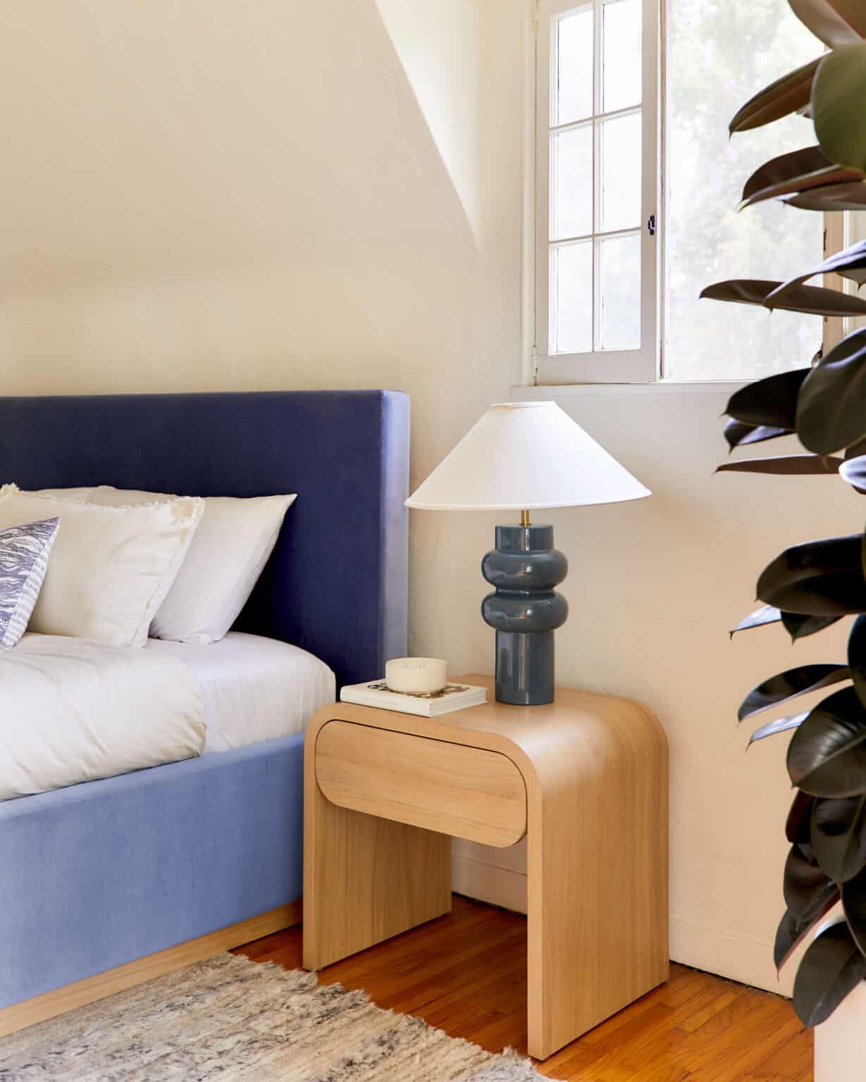 One of Emily's Best Friends Gets The Cozy Yet Sophisticated Bedroom ...
