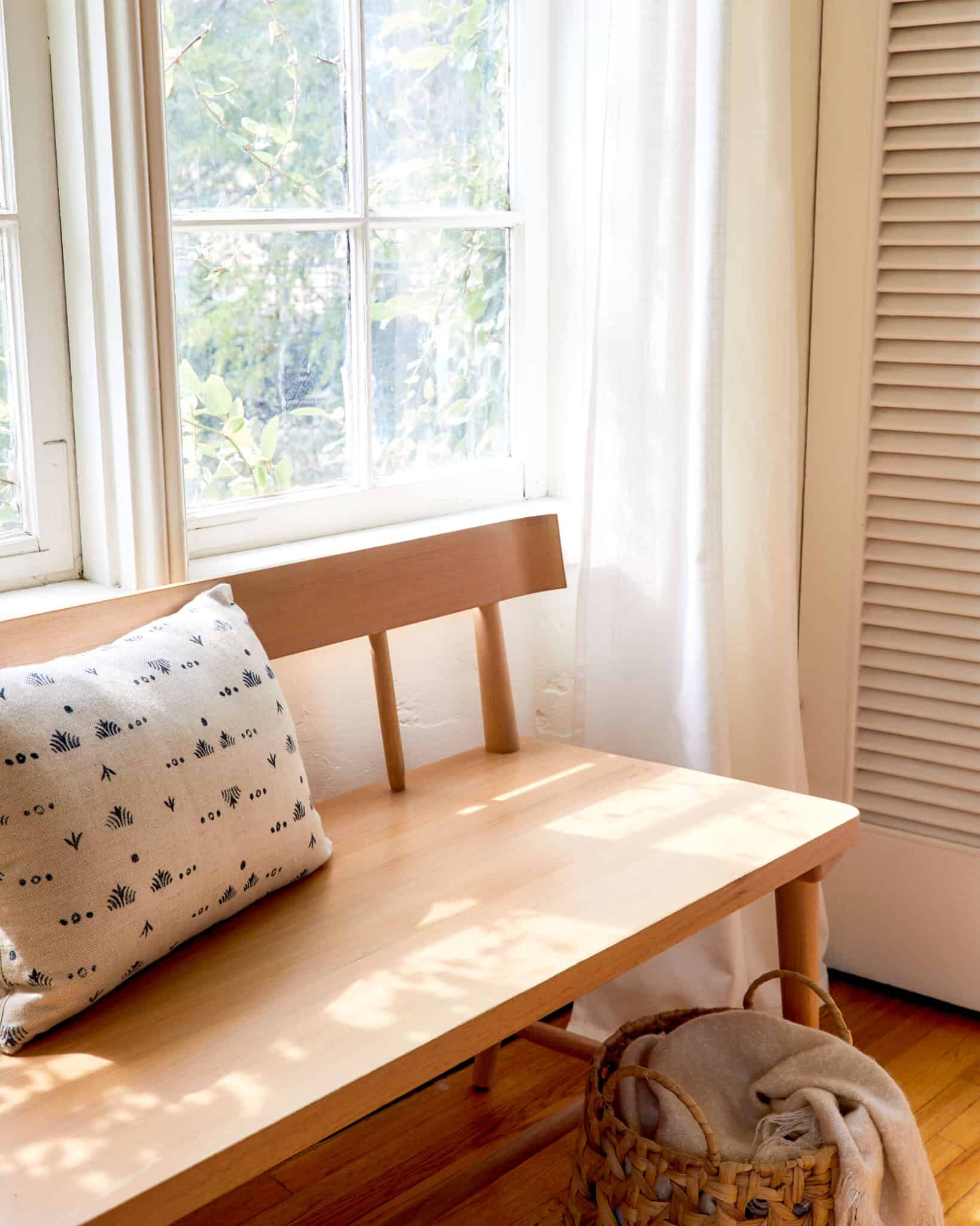 One of Emily's Best Friends Gets The Cozy Yet Sophisticated Bedroom ...