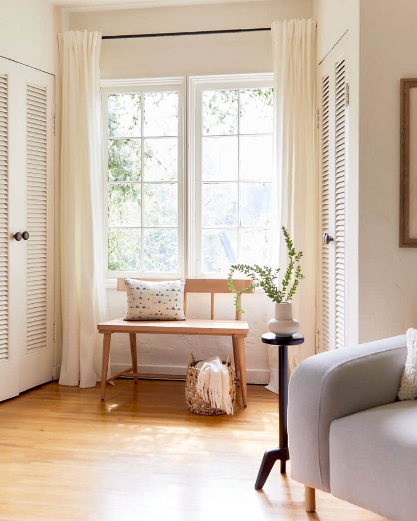 One of Emily's Best Friends Gets The Cozy Yet Sophisticated Bedroom ...