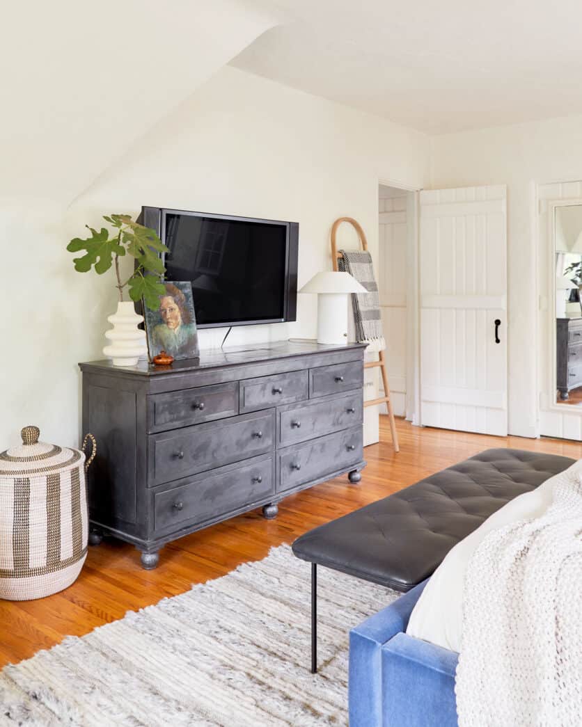 One of Emily's Best Friends Gets The Cozy Yet Sophisticated Bedroom ...