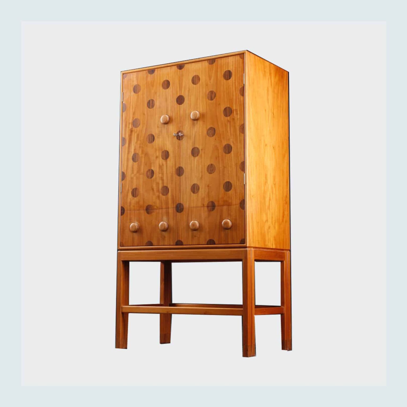 Jess' DIY Bench 2.0 Her Solution To Her Ugly Electronics (Plus An Ask