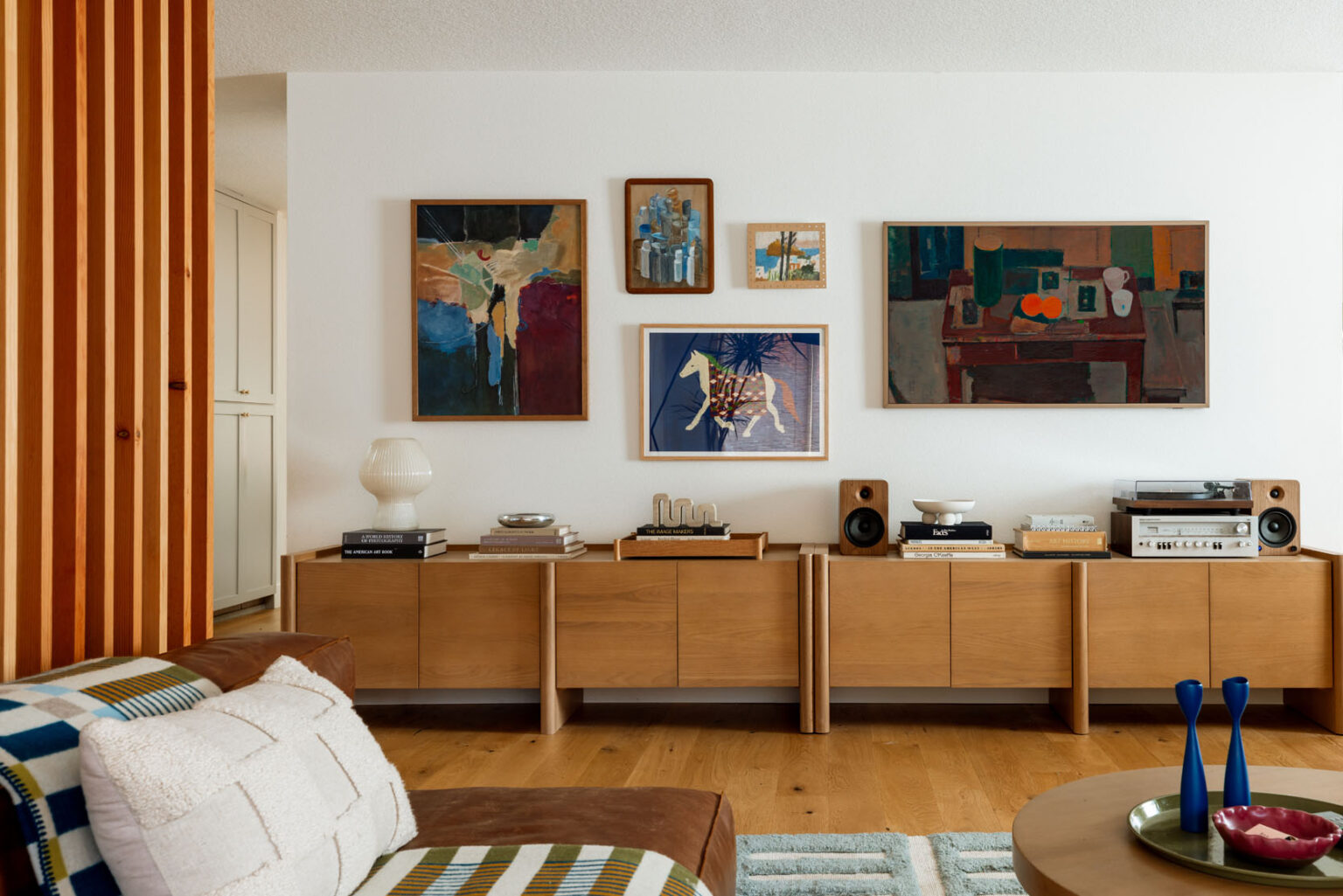 Kaitlin's 70s Inspired, Colorful And Cool Living Room Revealed (Y'all ...